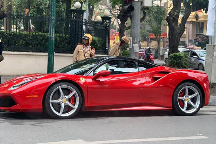 Cảnh sát Hà Nội tóm sống siêu xe Ferrari 488 GTB 15 tỷ