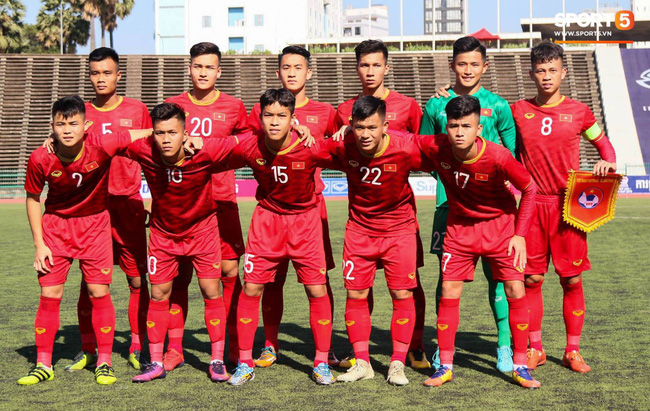 Danh tính 2 chàng cầu thủ điển trai đang được tìm kiếm nhiều nhất sau trận ra quân của U22 Việt Nam