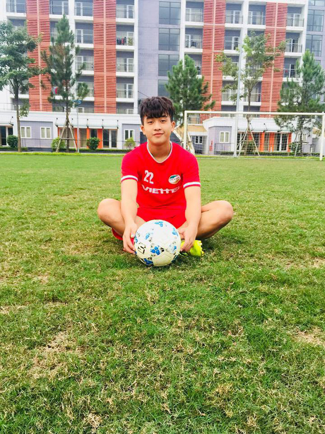 Danh tính 2 chàng cầu thủ điển trai đang được tìm kiếm nhiều nhất sau trận ra quân của U22 Việt Nam