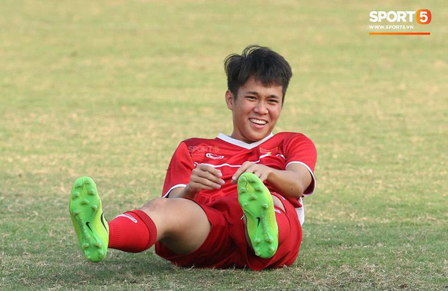 Danh tính 2 chàng cầu thủ điển trai đang được tìm kiếm nhiều nhất sau trận ra quân của U22 Việt Nam