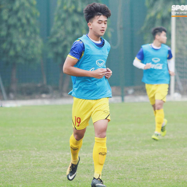 Danh tính 2 chàng cầu thủ điển trai đang được tìm kiếm nhiều nhất sau trận ra quân của U22 Việt Nam