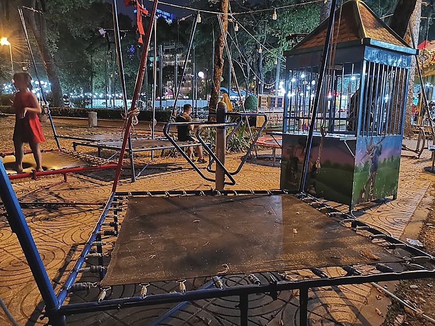 Công viên Tao Đàn sau Tết xập xệ và bốc mùi hôi hám