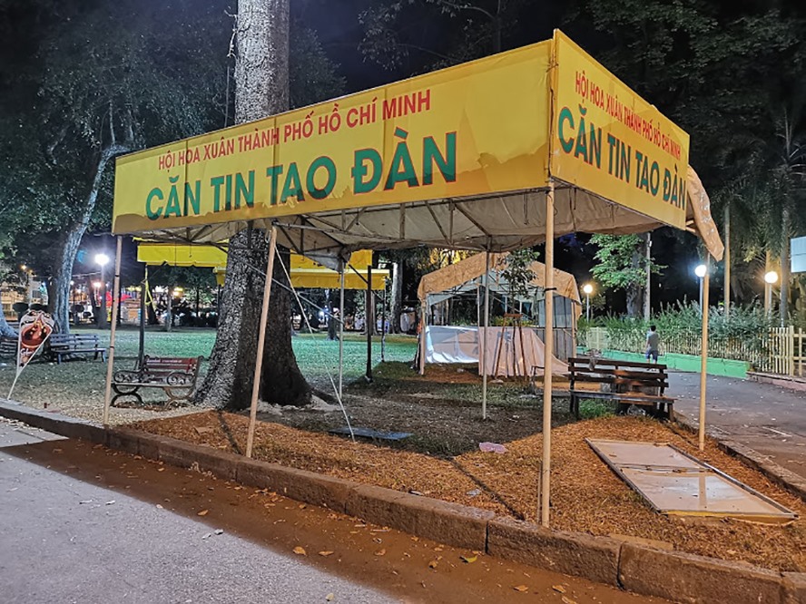 Công viên Tao Đàn sau Tết xập xệ và bốc mùi hôi hám