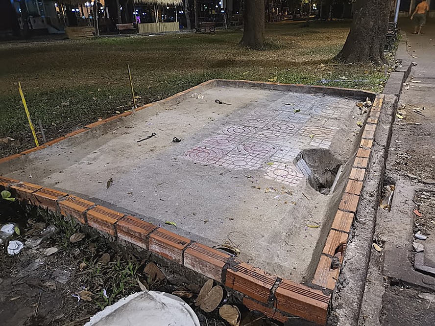 Công viên Tao Đàn sau Tết xập xệ và bốc mùi hôi hám