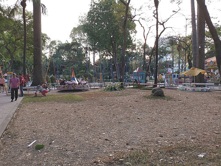 Công viên Tao Đàn sau Tết xập xệ và bốc mùi hôi hám