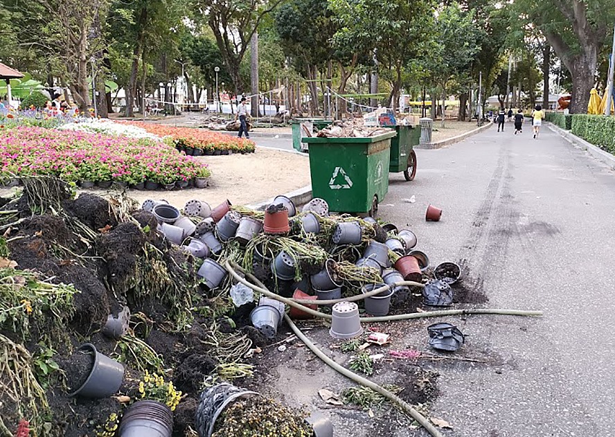 Công viên Tao Đàn sau Tết xập xệ và bốc mùi hôi hám