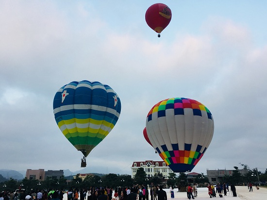 Lễ Valentine, giới trẻ chụp ảnh cưới, thể hiện tình yêu trên khinh khí cầu