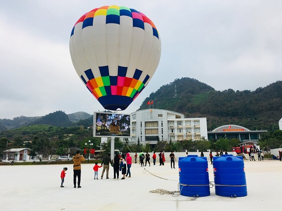 Lễ Valentine, giới trẻ chụp ảnh cưới, thể hiện tình yêu trên khinh khí cầu