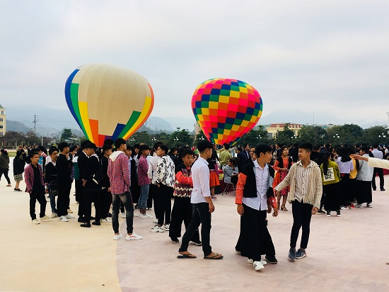 Lễ Valentine, giới trẻ chụp ảnh cưới, thể hiện tình yêu trên khinh khí cầu