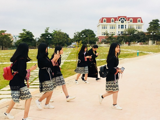 Lễ Valentine, giới trẻ chụp ảnh cưới, thể hiện tình yêu trên khinh khí cầu