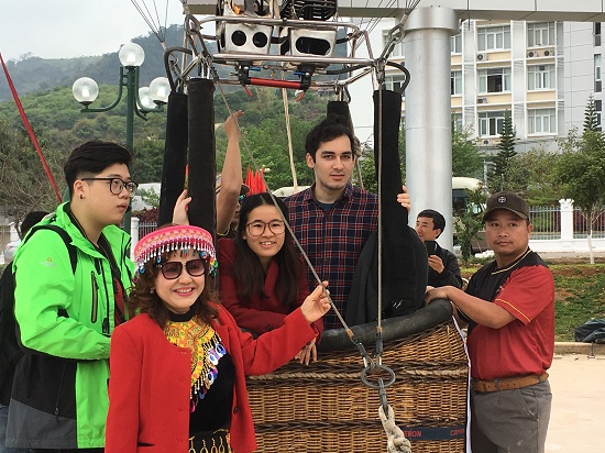 Lễ Valentine, giới trẻ chụp ảnh cưới, thể hiện tình yêu trên khinh khí cầu