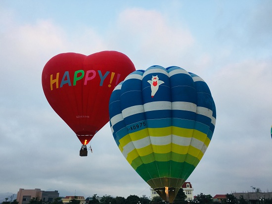 Lễ Valentine, giới trẻ chụp ảnh cưới, thể hiện tình yêu trên khinh khí cầu