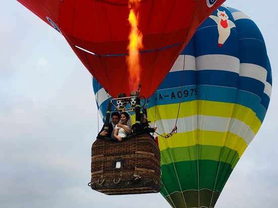 Lễ Valentine, giới trẻ chụp ảnh cưới, thể hiện tình yêu trên khinh khí cầu