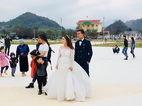 Lễ Valentine, giới trẻ chụp ảnh cưới, thể hiện tình yêu trên khinh khí cầu