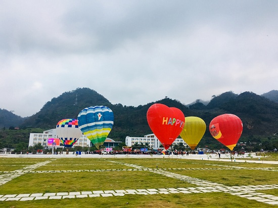 Lễ Valentine, giới trẻ chụp ảnh cưới, thể hiện tình yêu trên khinh khí cầu
