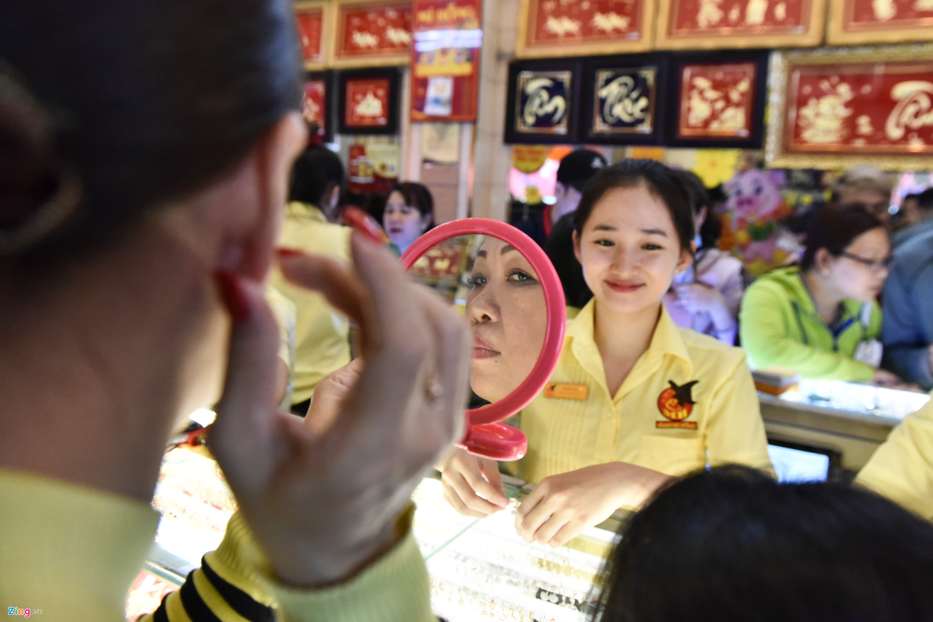 Video ảnh: Trưa nắng 36 độ C, người Sài Gòn vẫn đông nghịt ở các cửa hàng vàng