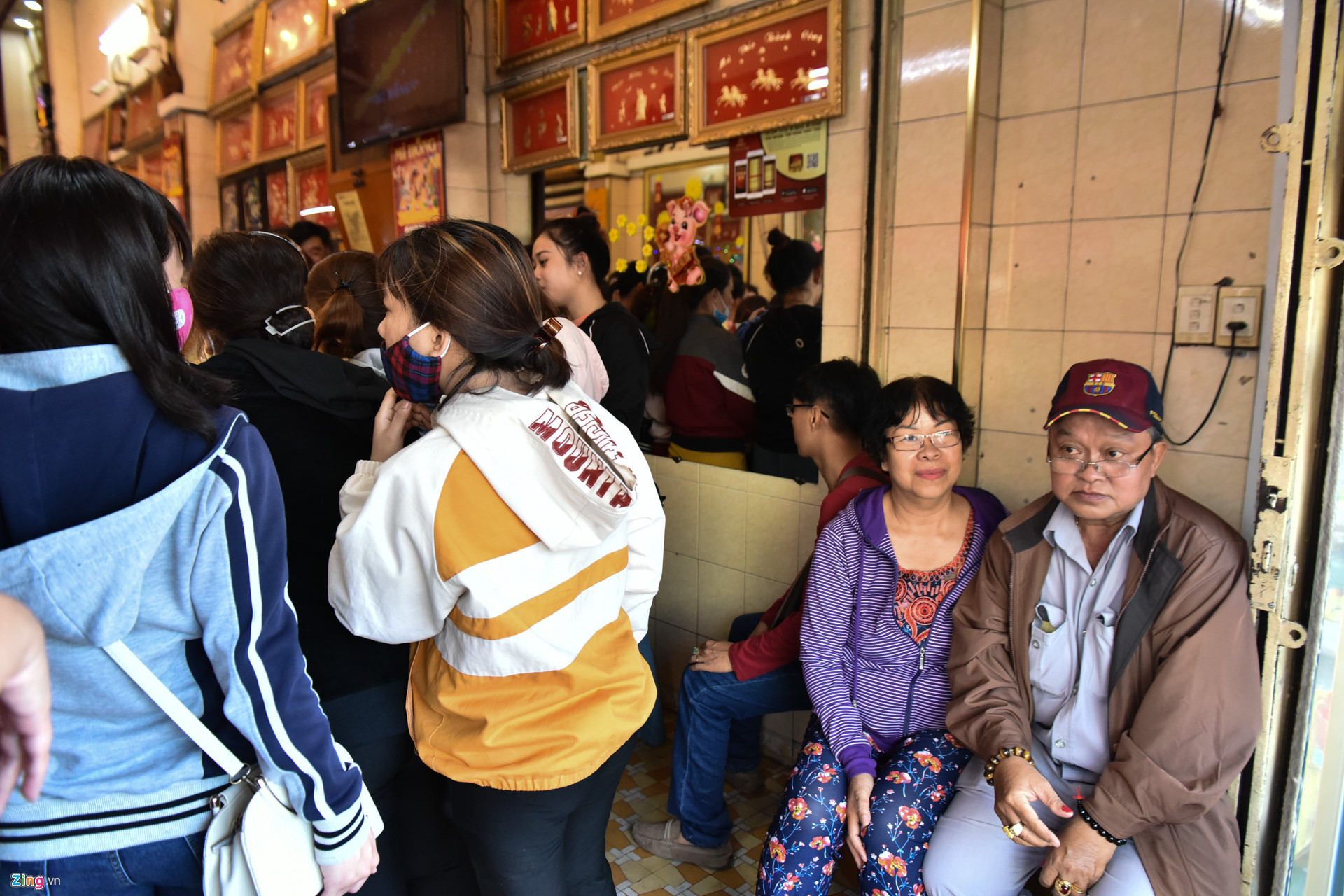 Video ảnh: Trưa nắng 36 độ C, người Sài Gòn vẫn đông nghịt ở các cửa hàng vàng