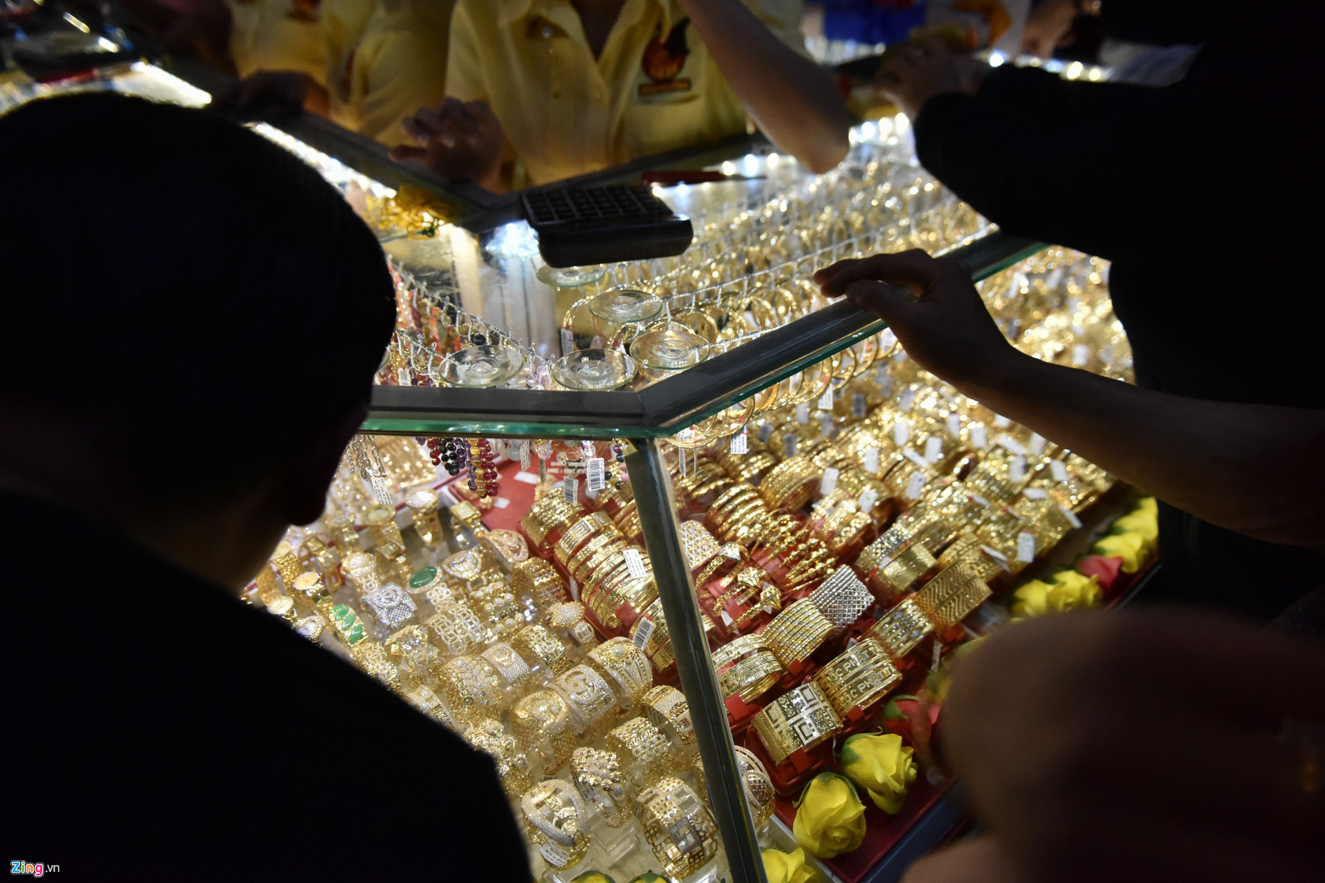 Video ảnh: Trưa nắng 36 độ C, người Sài Gòn vẫn đông nghịt ở các cửa hàng vàng