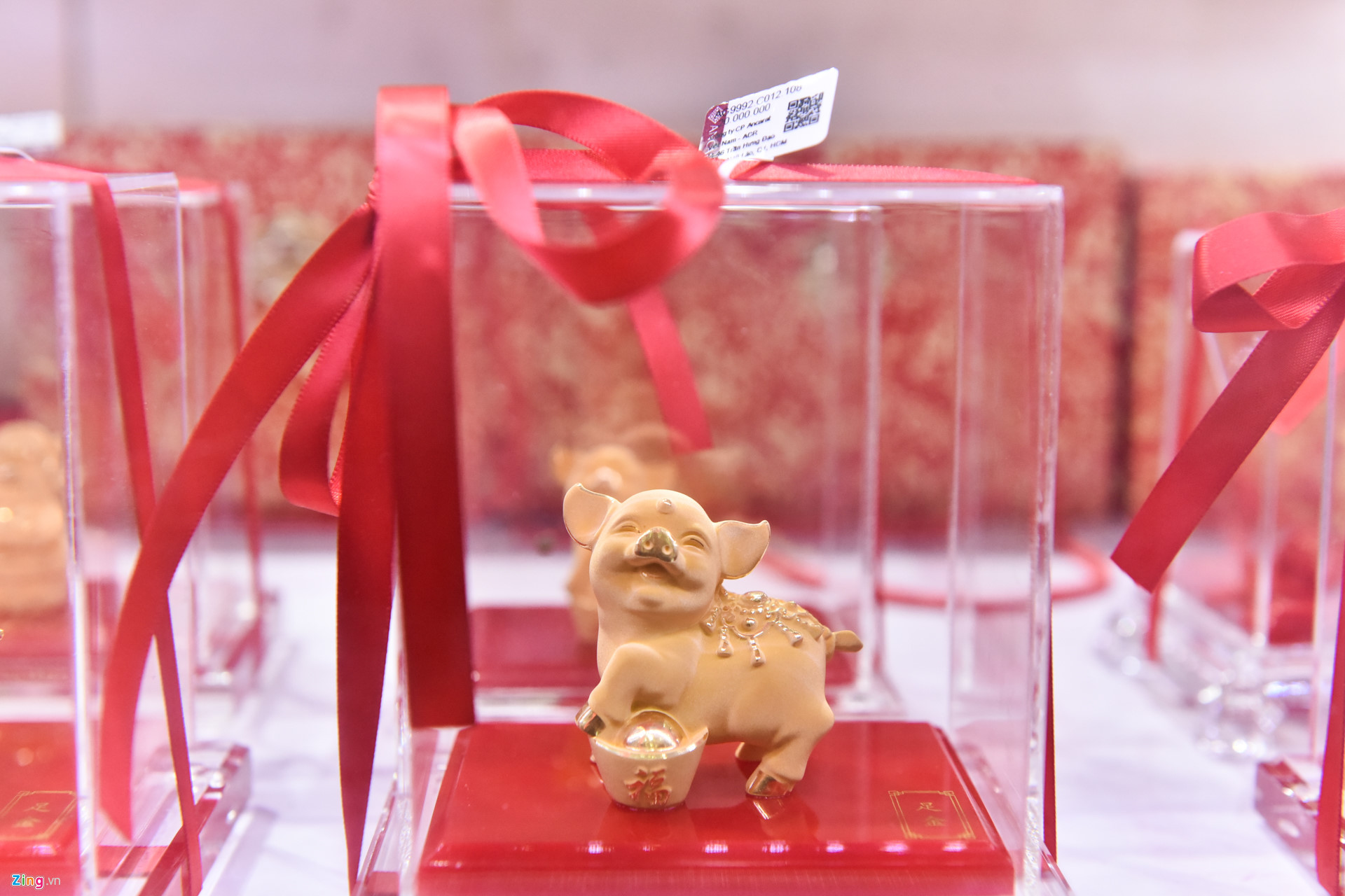 Video ảnh: Trưa nắng 36 độ C, người Sài Gòn vẫn đông nghịt ở các cửa hàng vàng