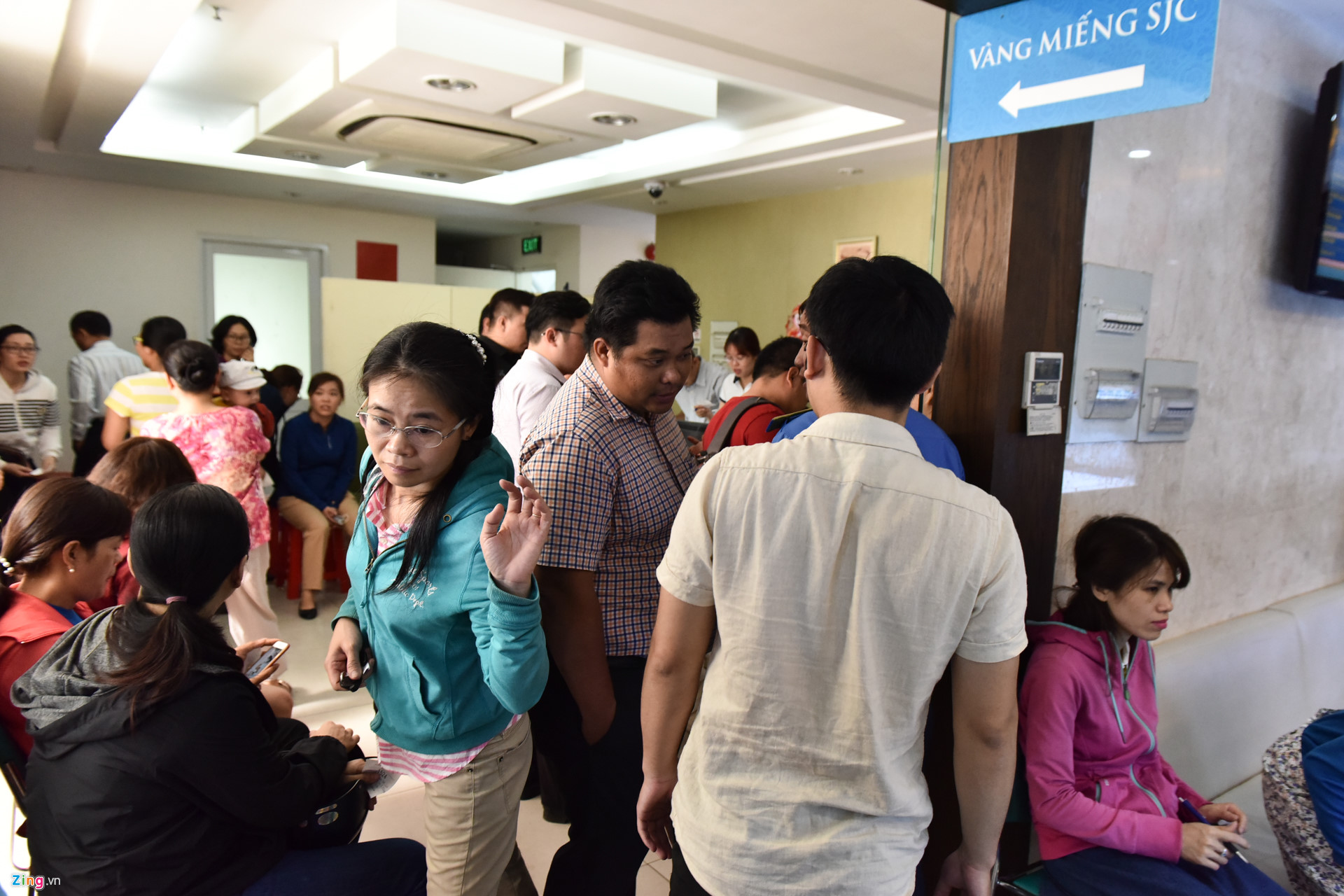 Video ảnh: Trưa nắng 36 độ C, người Sài Gòn vẫn đông nghịt ở các cửa hàng vàng