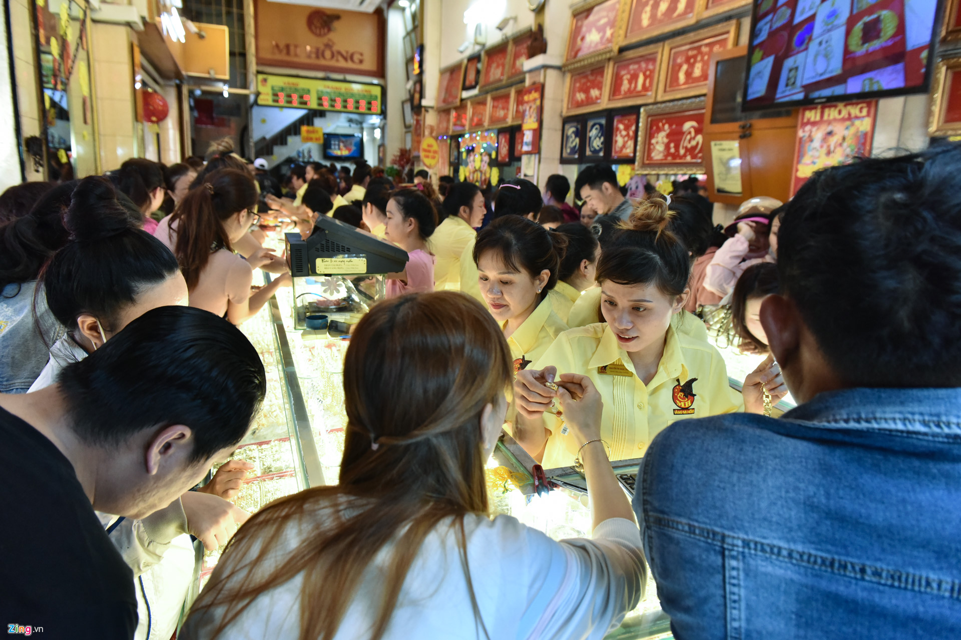 Video ảnh: Trưa nắng 36 độ C, người Sài Gòn vẫn đông nghịt ở các cửa hàng vàng