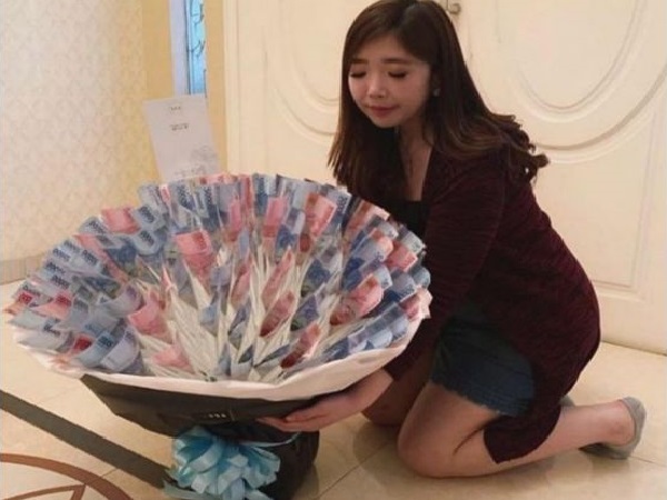 Món quà đặc biệt ngày Valentine: Bó hoa tiền, tại sao không?