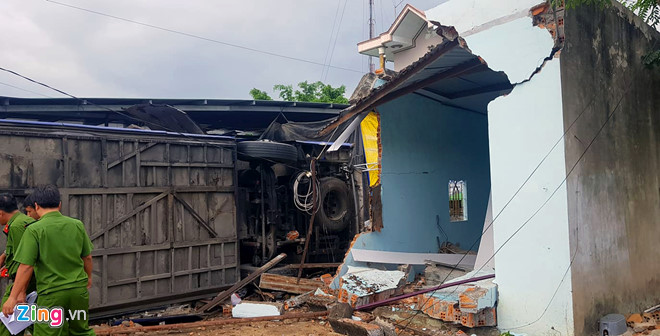 Hiện trường xe khách tông sập nhà dân, 38 người bị thương