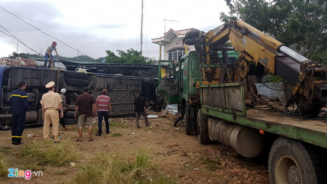 Hiện trường xe khách tông sập nhà dân, 38 người bị thương