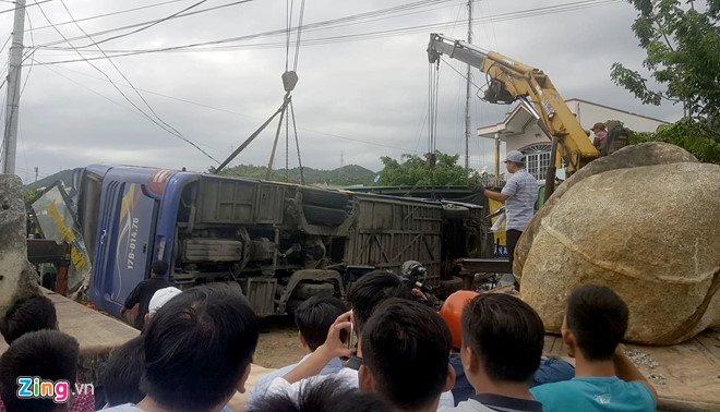 Hiện trường xe khách tông sập nhà dân, 38 người bị thương