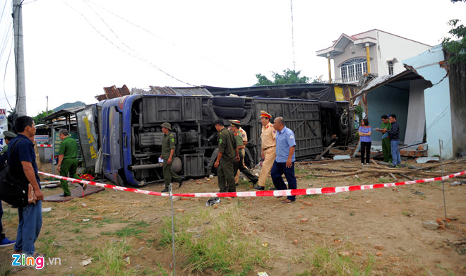 Hiện trường xe khách tông sập nhà dân, 38 người bị thương