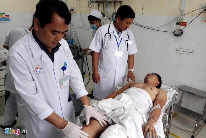 Hiện trường xe khách tông sập nhà dân, 38 người bị thương