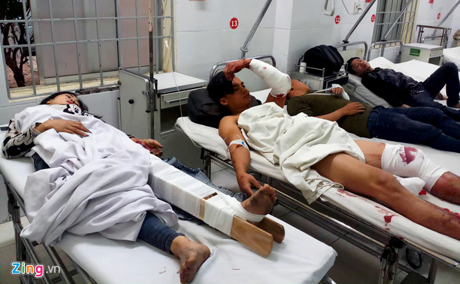 Hiện trường xe khách tông sập nhà dân, 38 người bị thương