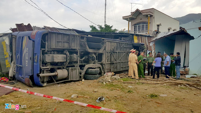 Hiện trường xe khách tông sập nhà dân, 38 người bị thương