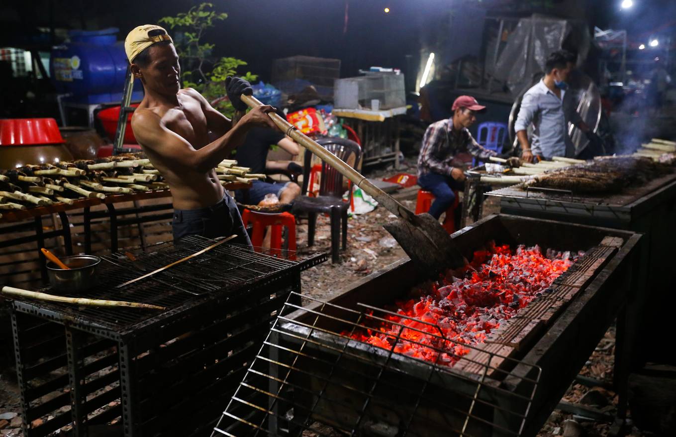 Video ảnh: Trắng đêm nướng hàng tấn cá lóc cho ngày vía Thần tài ở Sài Gòn
