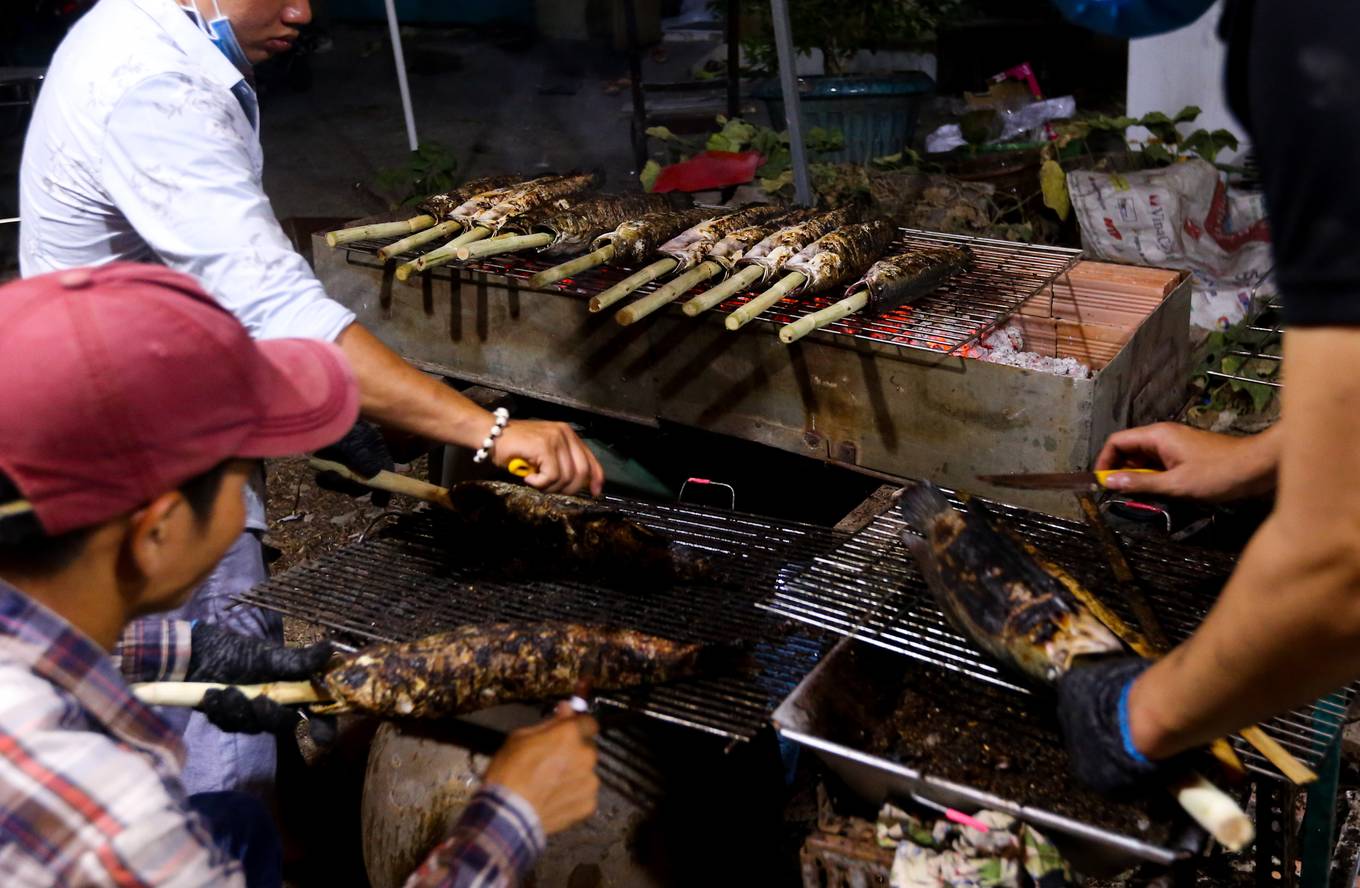 Video ảnh: Trắng đêm nướng hàng tấn cá lóc cho ngày vía Thần tài ở Sài Gòn