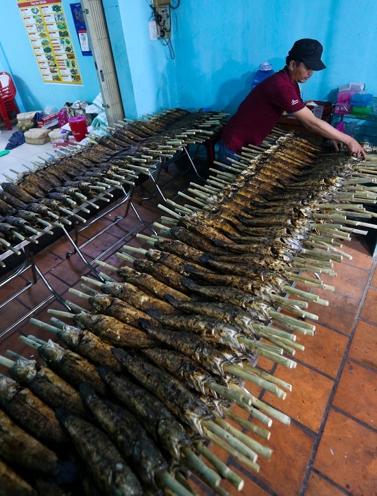 Video ảnh: Trắng đêm nướng hàng tấn cá lóc cho ngày vía Thần tài ở Sài Gòn