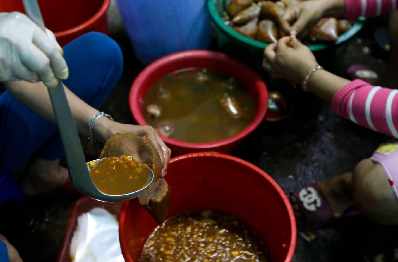 Video ảnh: Trắng đêm nướng hàng tấn cá lóc cho ngày vía Thần tài ở Sài Gòn