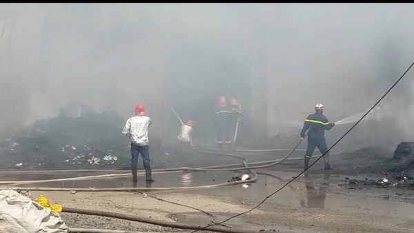 2 xưởng chứa phế liệu bốc cháy dữ dội ở Sài Gòn