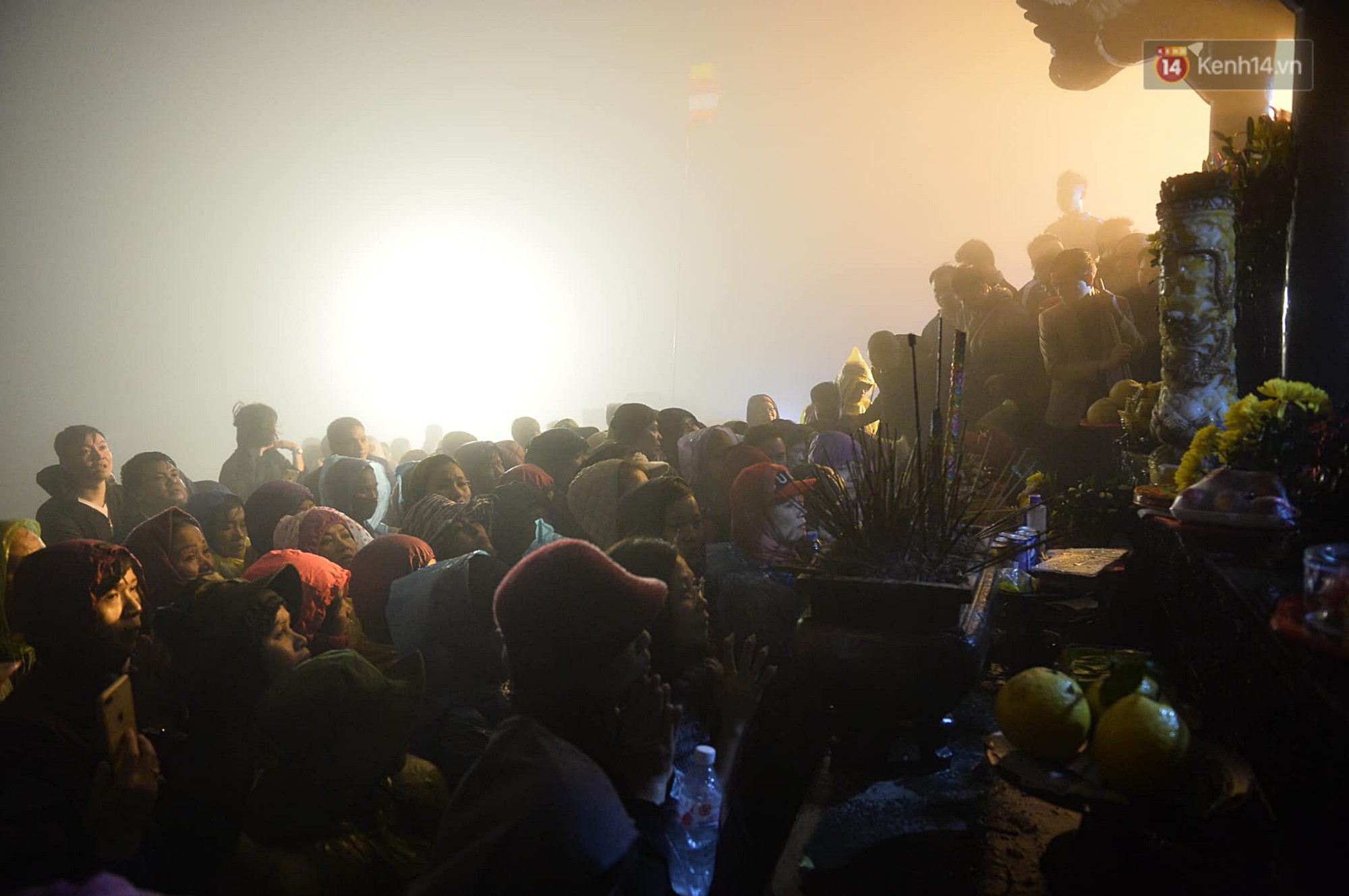 Hàng ngàn người dân đội mưa phùn trong giá rét, hành hương lên đỉnh Yên Tử trong đêm