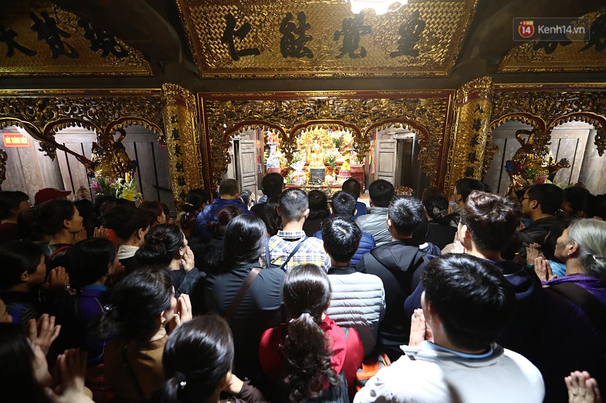 Hàng ngàn người dân đội mưa phùn trong giá rét, hành hương lên đỉnh Yên Tử trong đêm