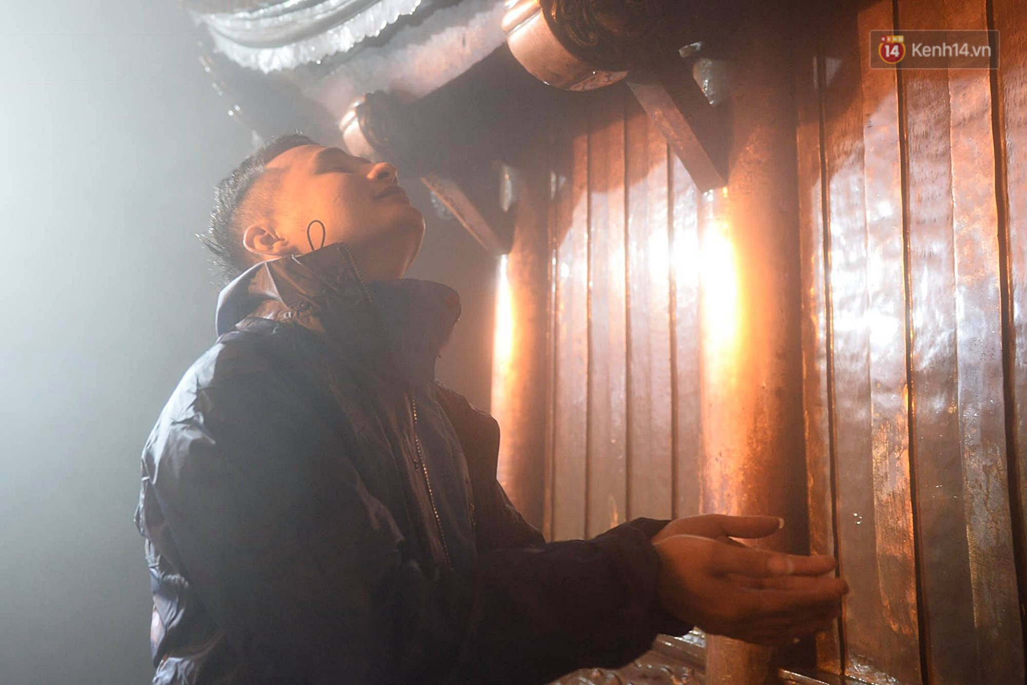 Hàng ngàn người dân đội mưa phùn trong giá rét, hành hương lên đỉnh Yên Tử trong đêm