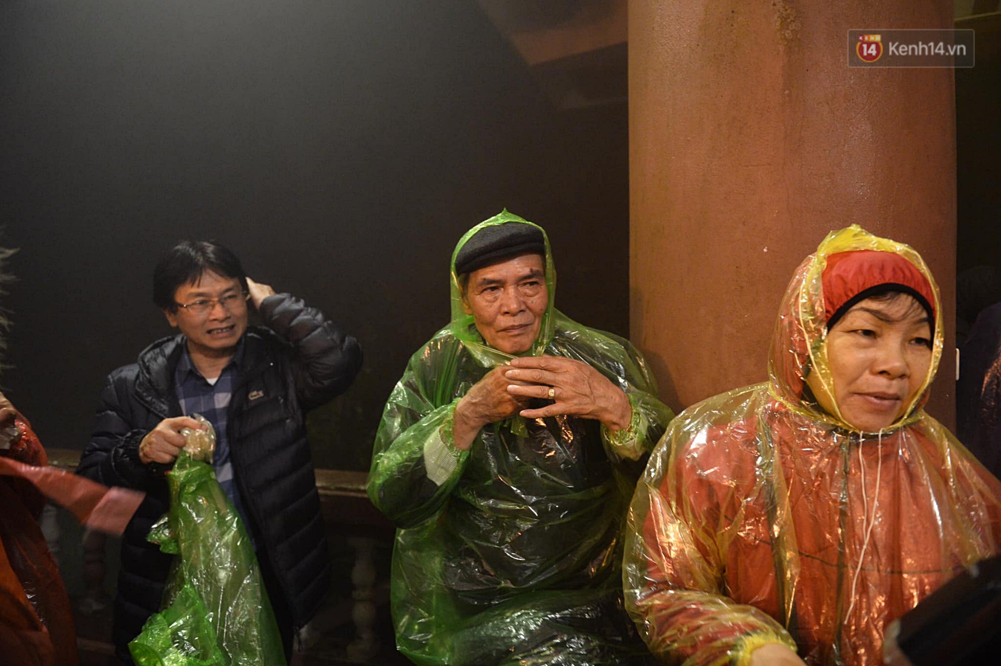 Hàng ngàn người dân đội mưa phùn trong giá rét, hành hương lên đỉnh Yên Tử trong đêm