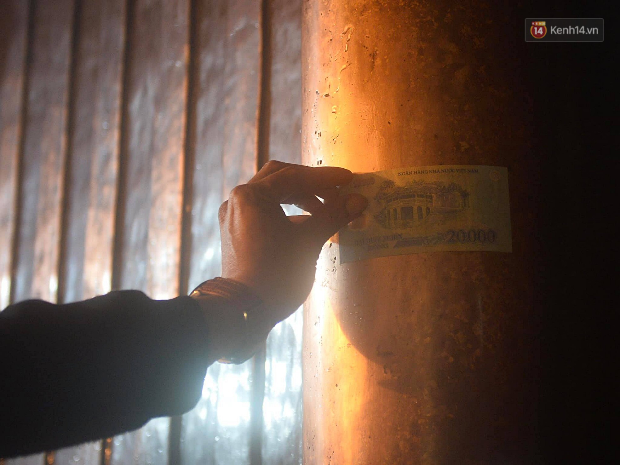 Hàng ngàn người dân đội mưa phùn trong giá rét, hành hương lên đỉnh Yên Tử trong đêm