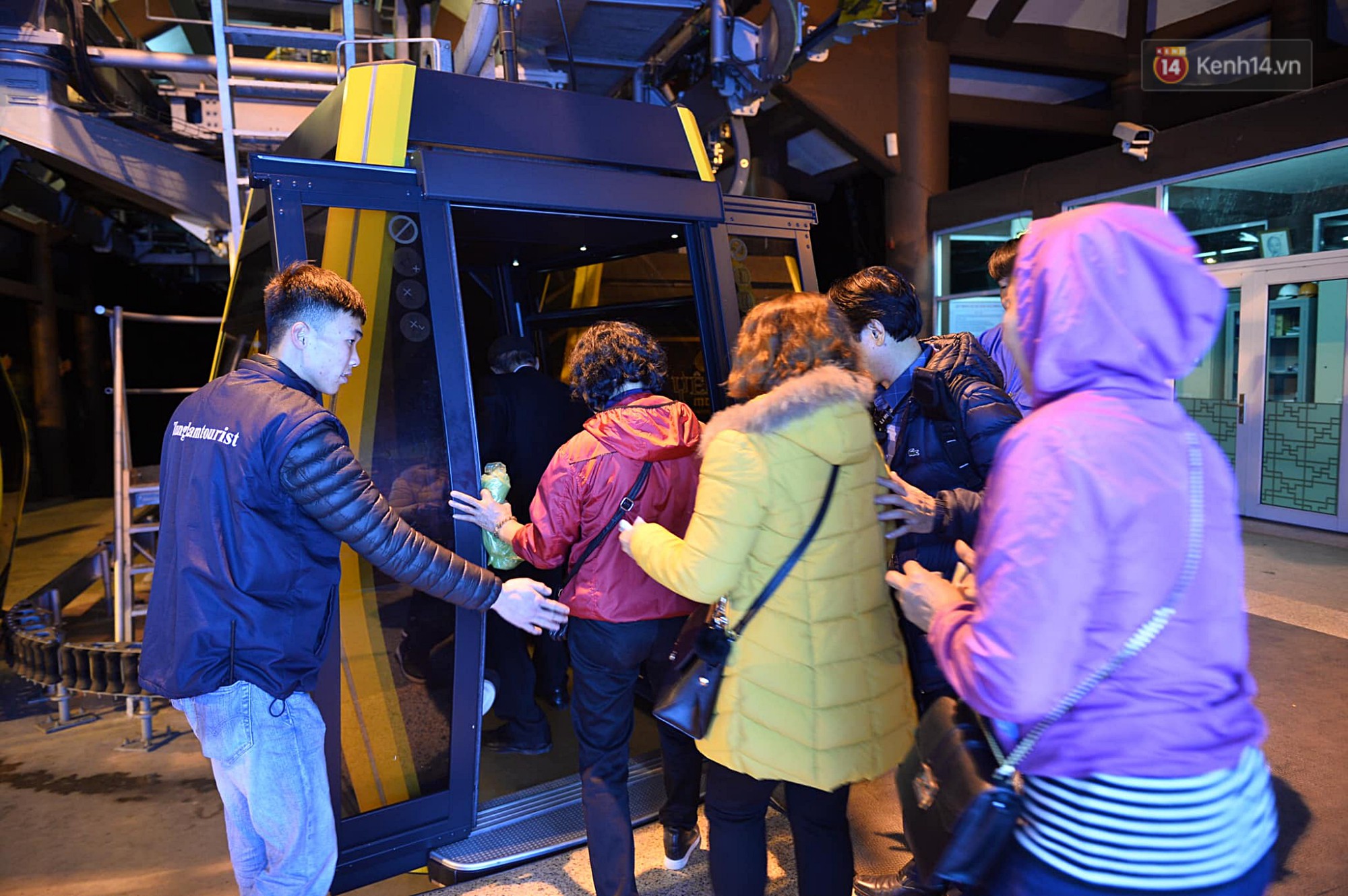 Hàng ngàn người dân đội mưa phùn trong giá rét, hành hương lên đỉnh Yên Tử trong đêm