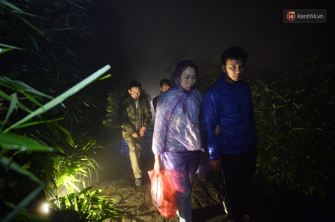 Hàng ngàn người dân đội mưa phùn trong giá rét, hành hương lên đỉnh Yên Tử trong đêm Hàng ngàn người dân đội mưa phùn trong giá rét, hành hương lên đỉnh Yên Tử trong đêm