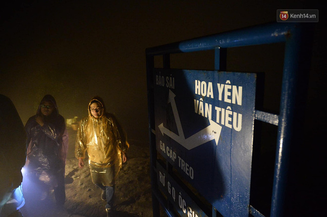 Hàng ngàn người dân đội mưa phùn trong giá rét, hành hương lên đỉnh Yên Tử trong đêm