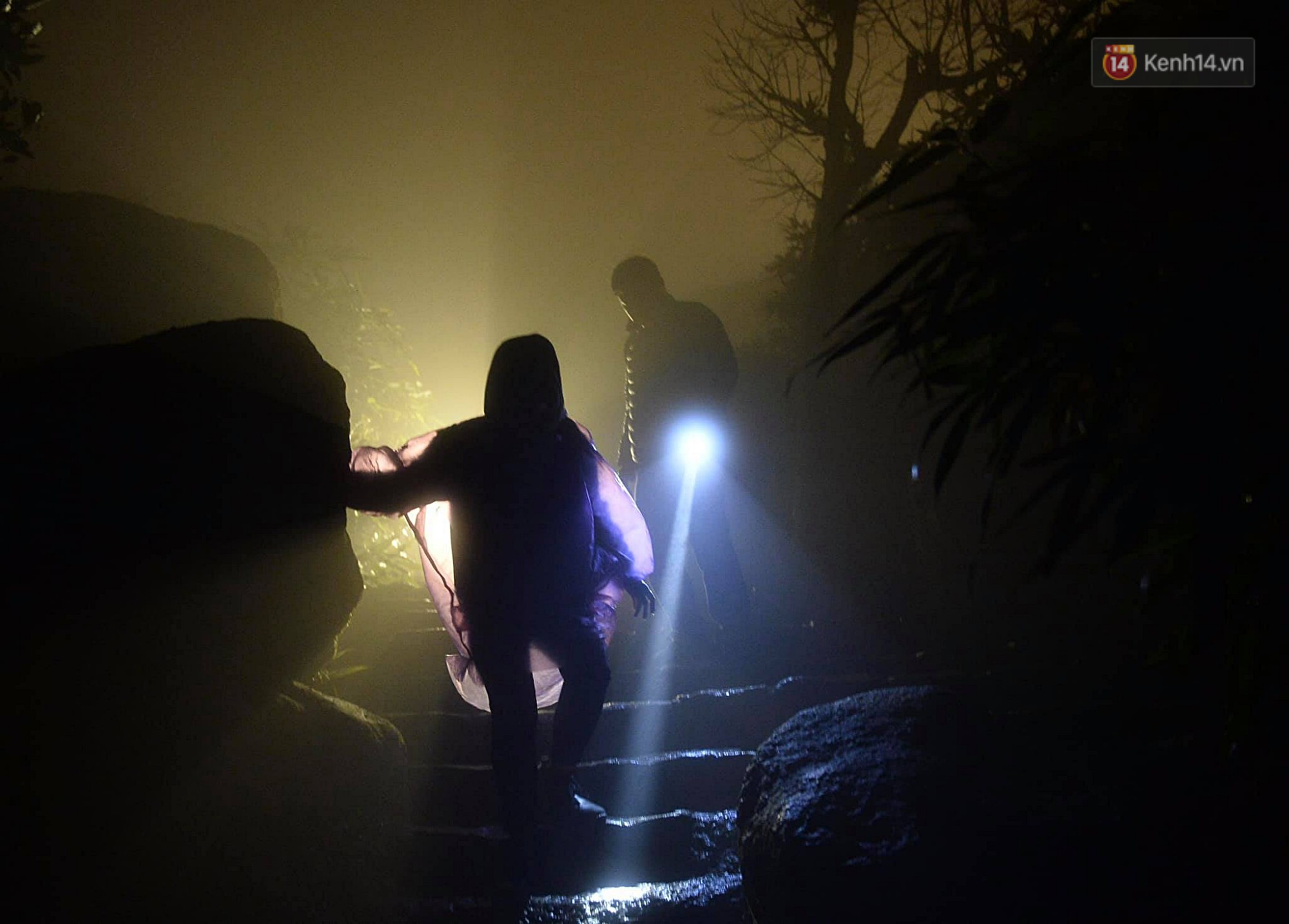 Hàng ngàn người dân đội mưa phùn trong giá rét, hành hương lên đỉnh Yên Tử trong đêm