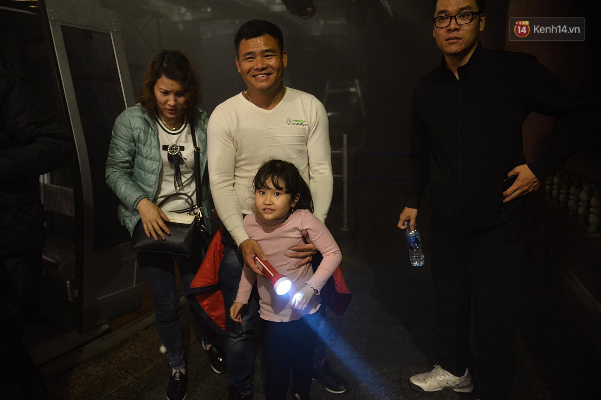 Hàng ngàn người dân đội mưa phùn trong giá rét, hành hương lên đỉnh Yên Tử trong đêm