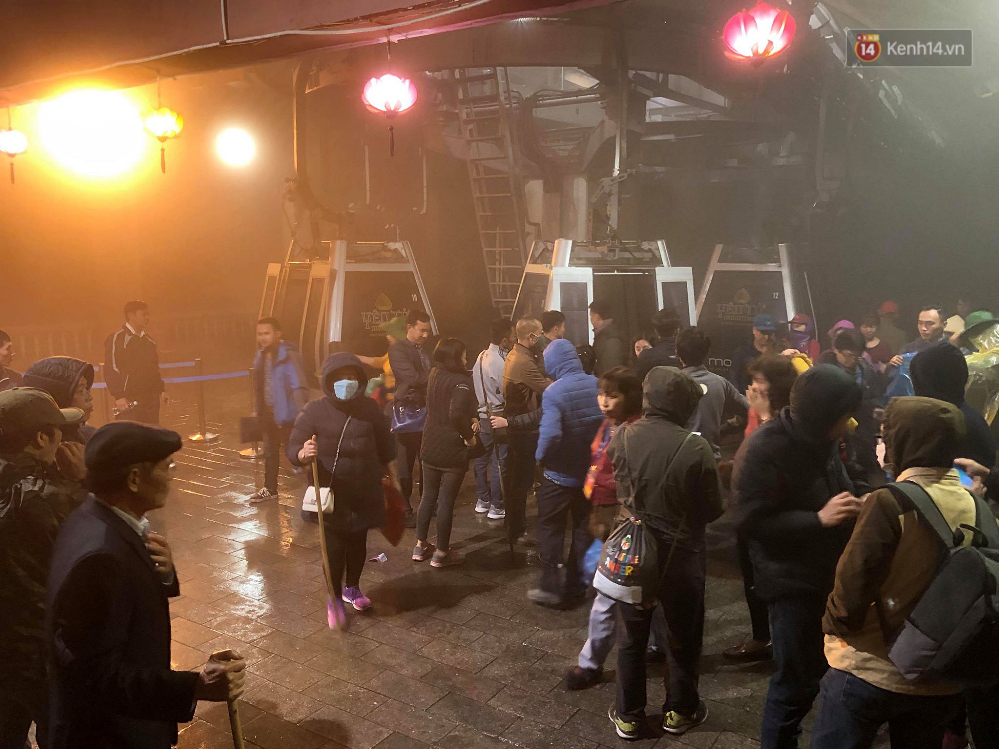 Hàng ngàn người dân đội mưa phùn trong giá rét, hành hương lên đỉnh Yên Tử trong đêm