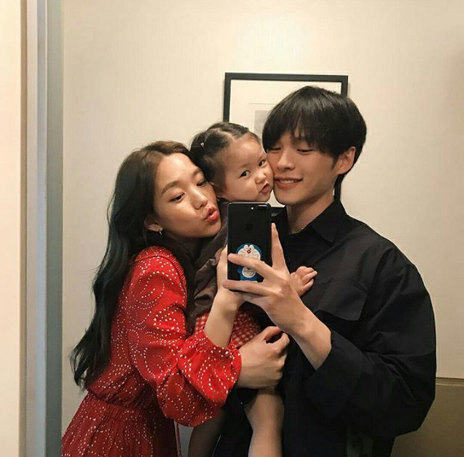 Trong khi người người đòi quà thì cô vợ trẻ này lại chạy khắp nơi để trốn quà của chồng, hỏi ra mới biết lý do khó đỡ này...